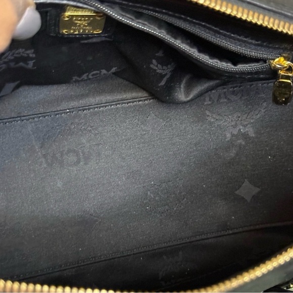 MCM München Barrel Shoulder Bag - Black Textured Leather Gold Zipper authentic - Picture 6 of 15